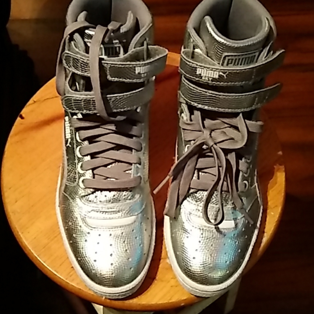 Tennis shoes